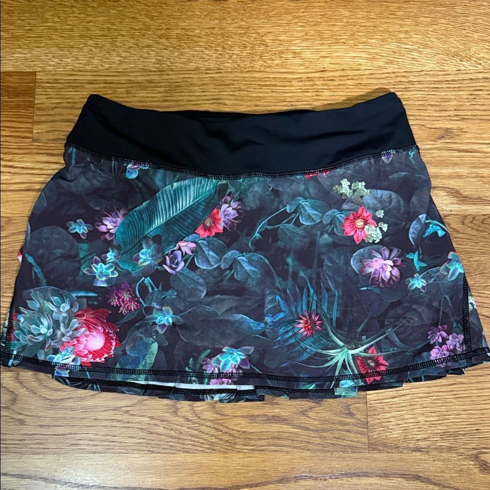 Lululemon Black and Floral Pleated Tennis Skort Size 4